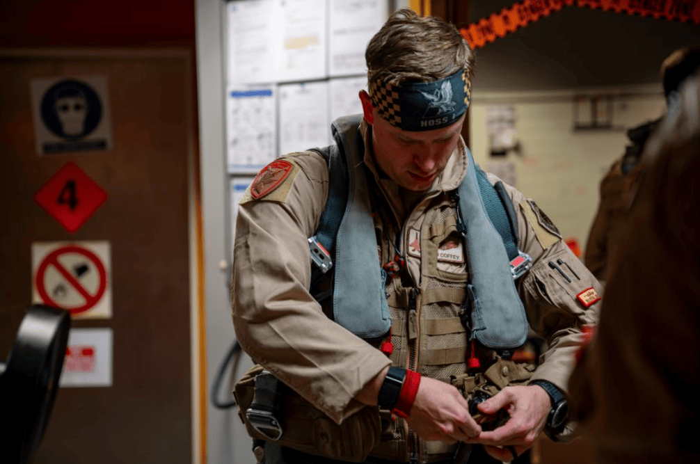 美军F15飞行员回忆深夜交战伊朗无人机:对抗他们犹如“盲人摸象”