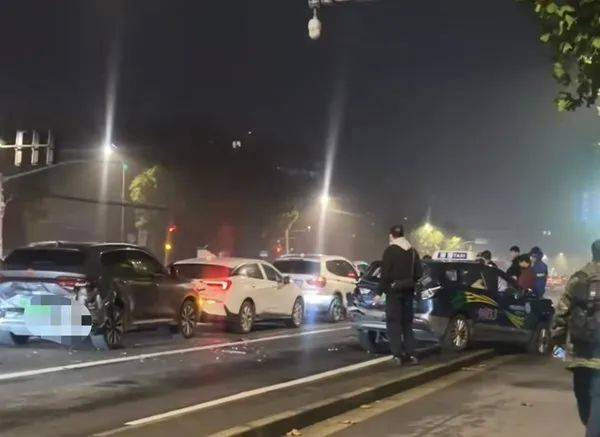 凌晨,上海一路口多车追尾!目击者:疑似大货车惹祸,撞击力度大