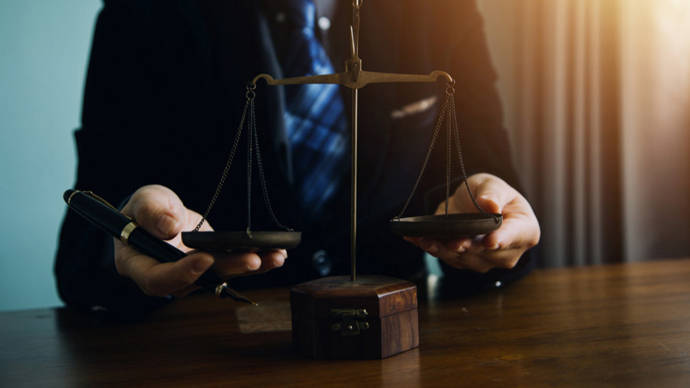 警察踢打"小霸王"被处理后,网友纷纷下单送锦旗,如何看待割裂的认知?