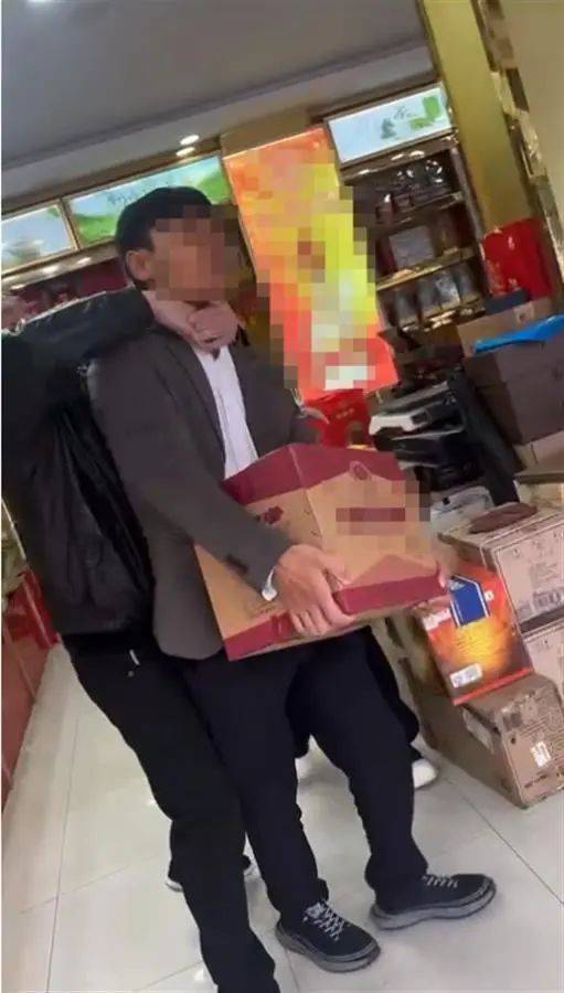 男子花7200元买酒，扫防伪码竟扫出不雅网站，还遭商家“锁喉”抢酒？