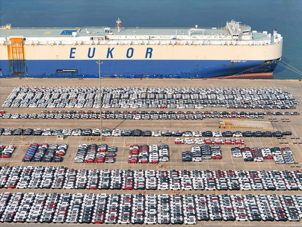 特朗普威胁加征关税后,客户要求中国出口商提前发货以躲避关税