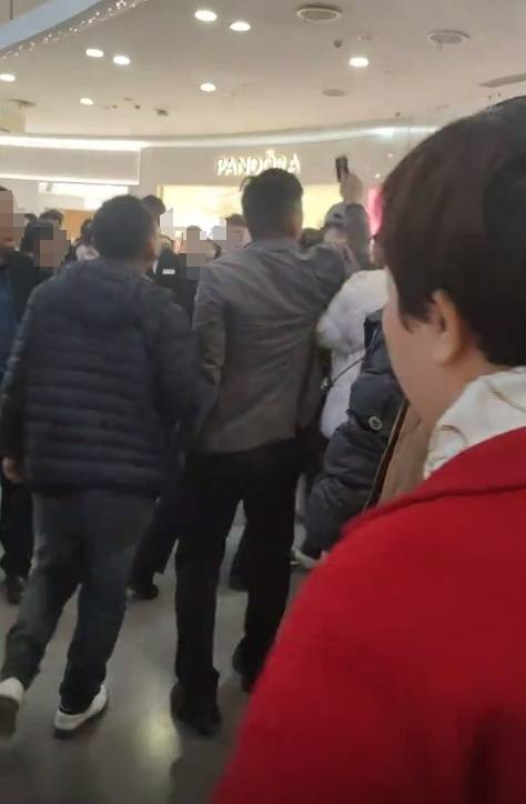 工资被折换成郑州一商场购物卡,每月仅一天能使用,律师:以购物卡支付工资或涉嫌违法