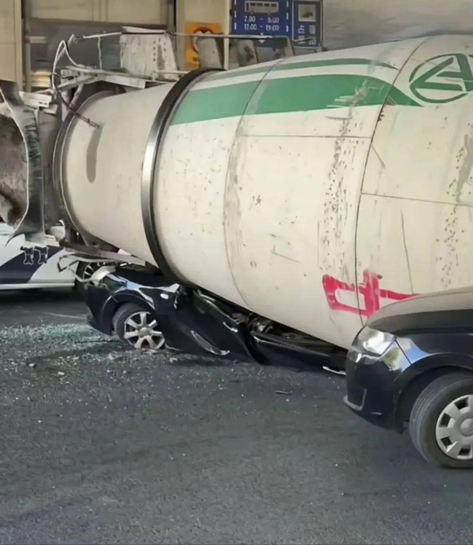 惊险，搅拌车侧翻压扁小轿车！万幸，司机仅受轻微伤！现场视频→