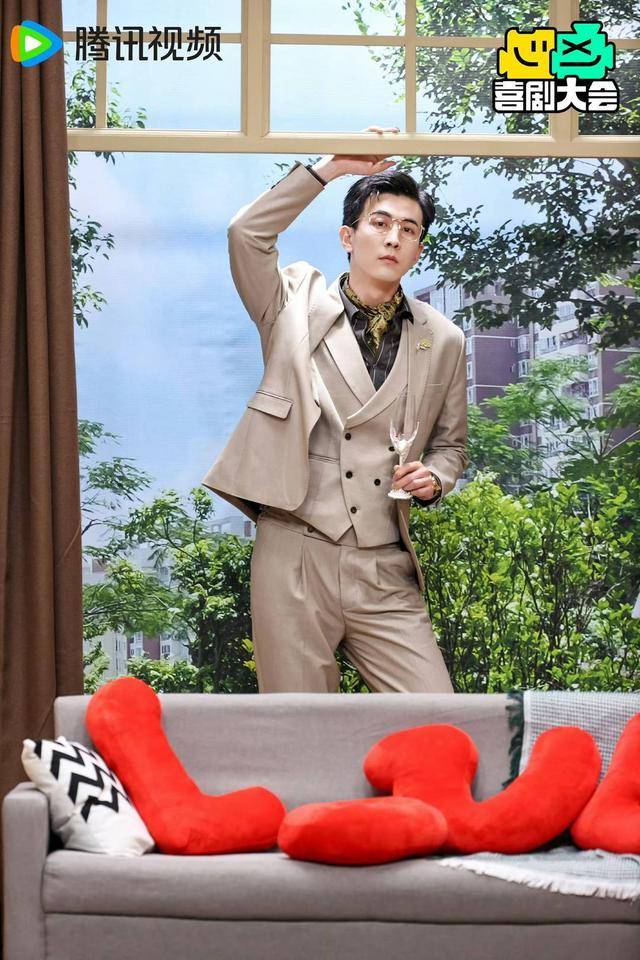 喜剧人李川谈“李总”:搜集“霸总”素材,被“油腻”整成“工伤”|谈艺录