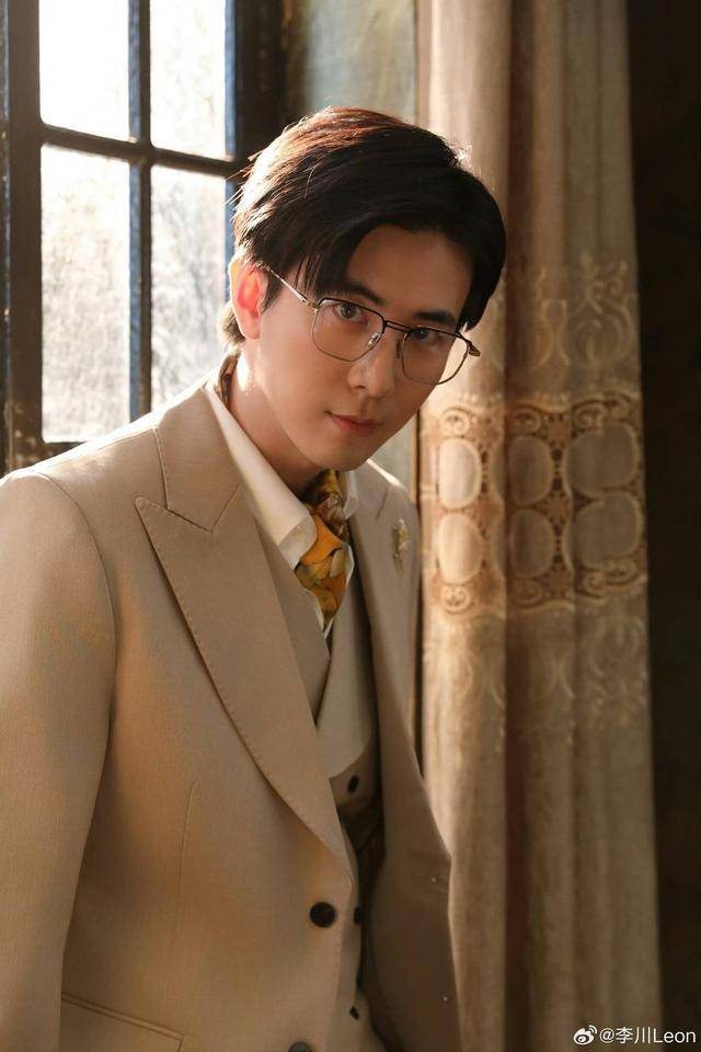 喜剧人李川谈“李总”:搜集“霸总”素材,被“油腻”整成“工伤”|谈艺录