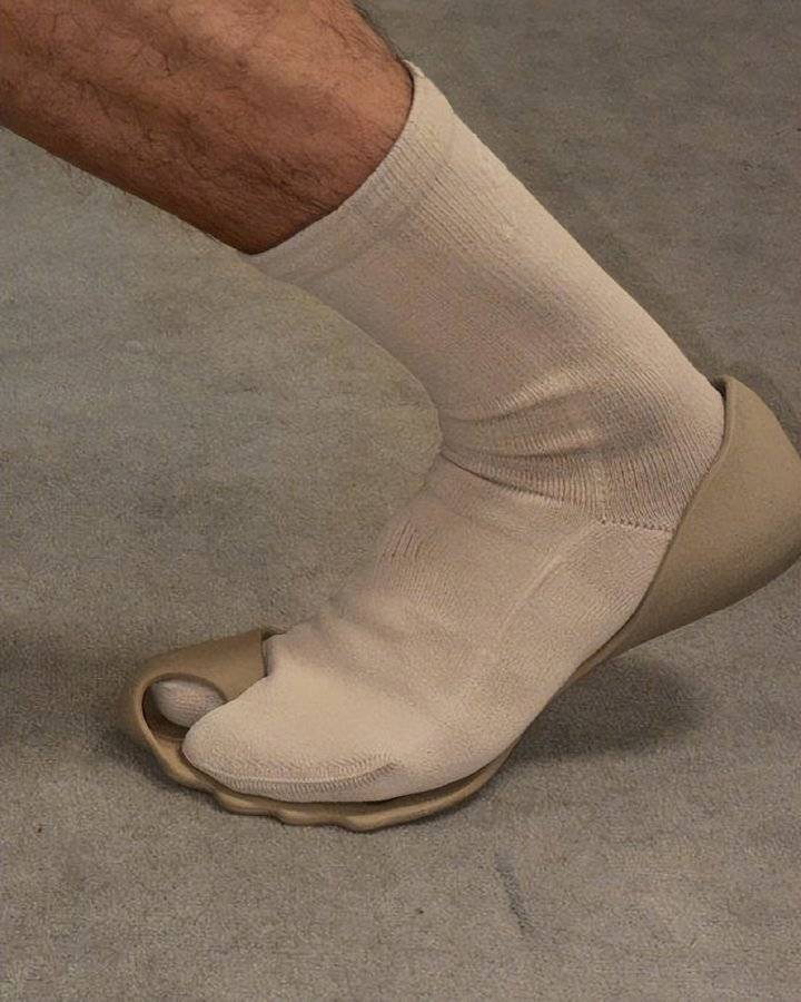 巴黎世家这鞋要卖1万多?网友看傻:确定不是鞋垫?