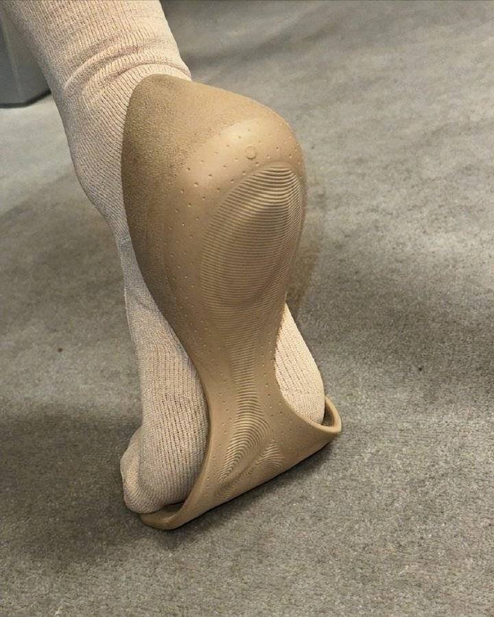 巴黎世家这鞋要卖1万多?网友看傻:确定不是鞋垫?