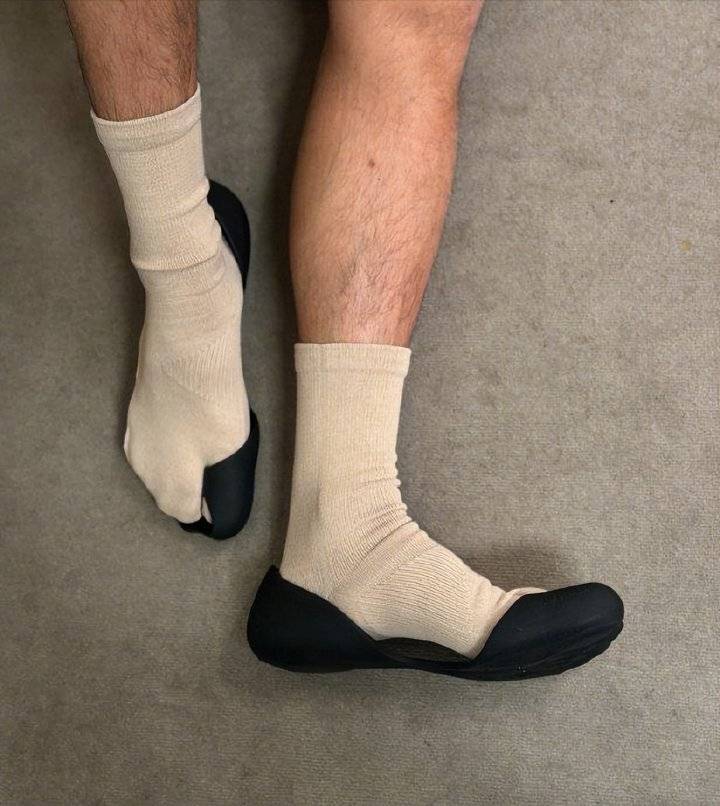 巴黎世家这鞋要卖1万多?网友看傻:确定不是鞋垫?