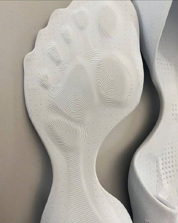 巴黎世家这鞋要卖1万多?网友看傻:确定不是鞋垫?