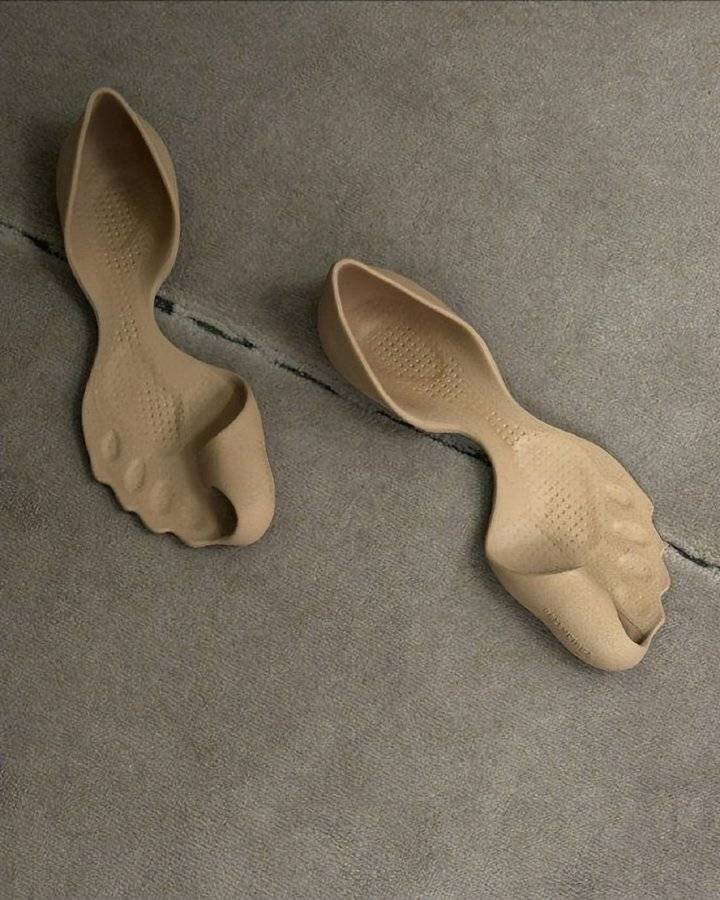 巴黎世家这鞋要卖1万多?网友看傻:确定不是鞋垫?