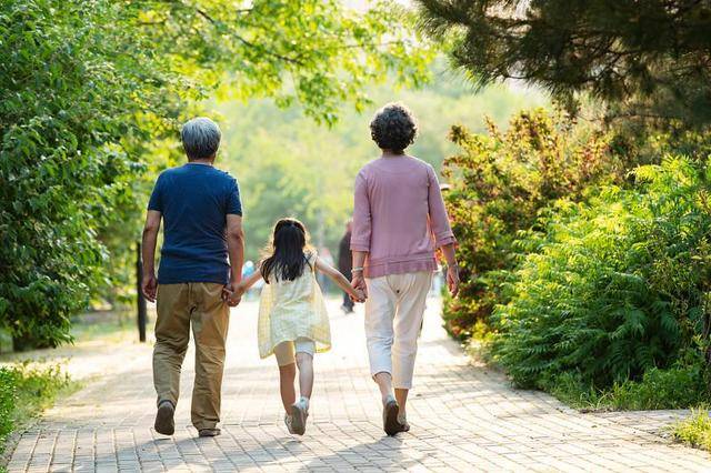 爸妈出去旅游 回来背上10年房贷,家属:一想到就来气