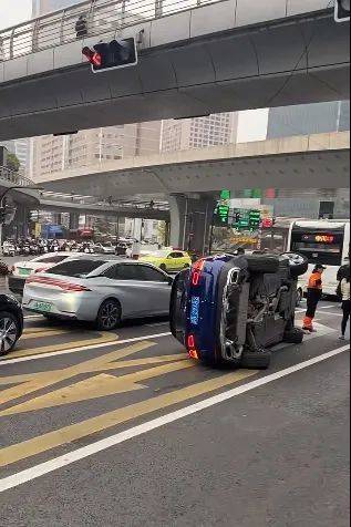 上海一奔驰车在路口侧翻，驾驶员擦伤！目击者讲述现场情况