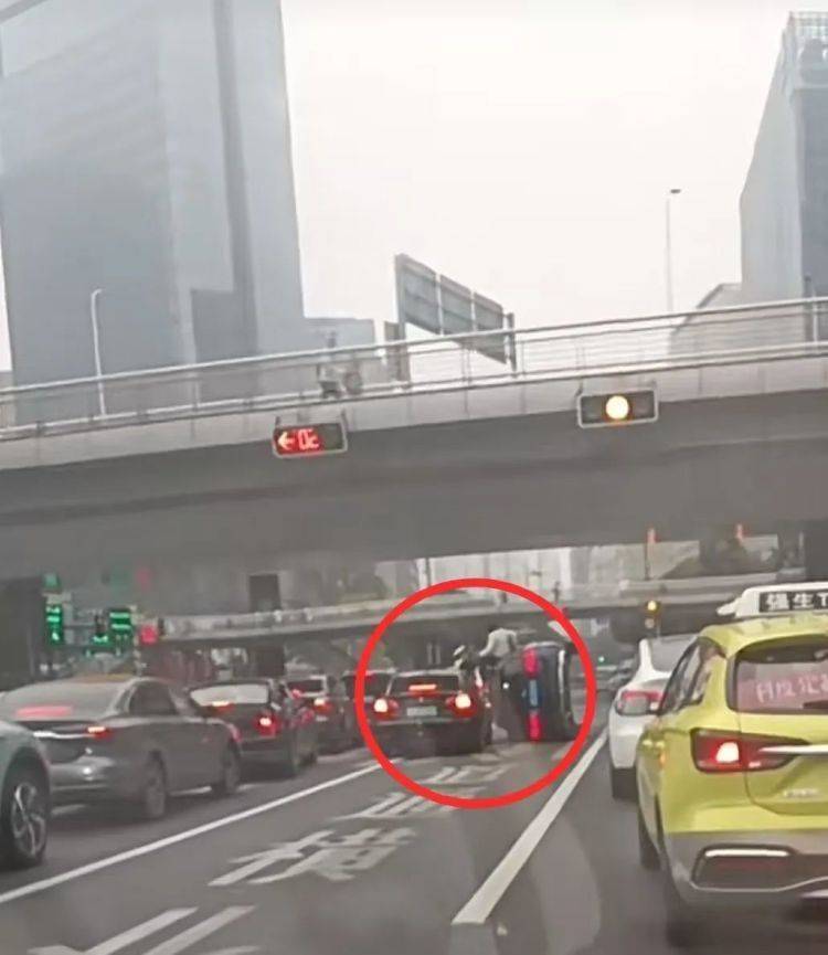 上海一奔驰车在路口侧翻，驾驶员擦伤！目击者讲述现场情况