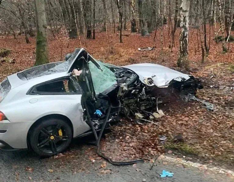 知名球星突发车祸!法拉利被撞烂