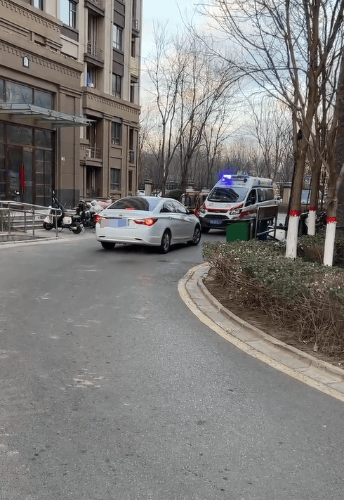 私家车未让救护车反而步步紧逼,目击者:老人遗憾离世,河北警方:行政拘留!