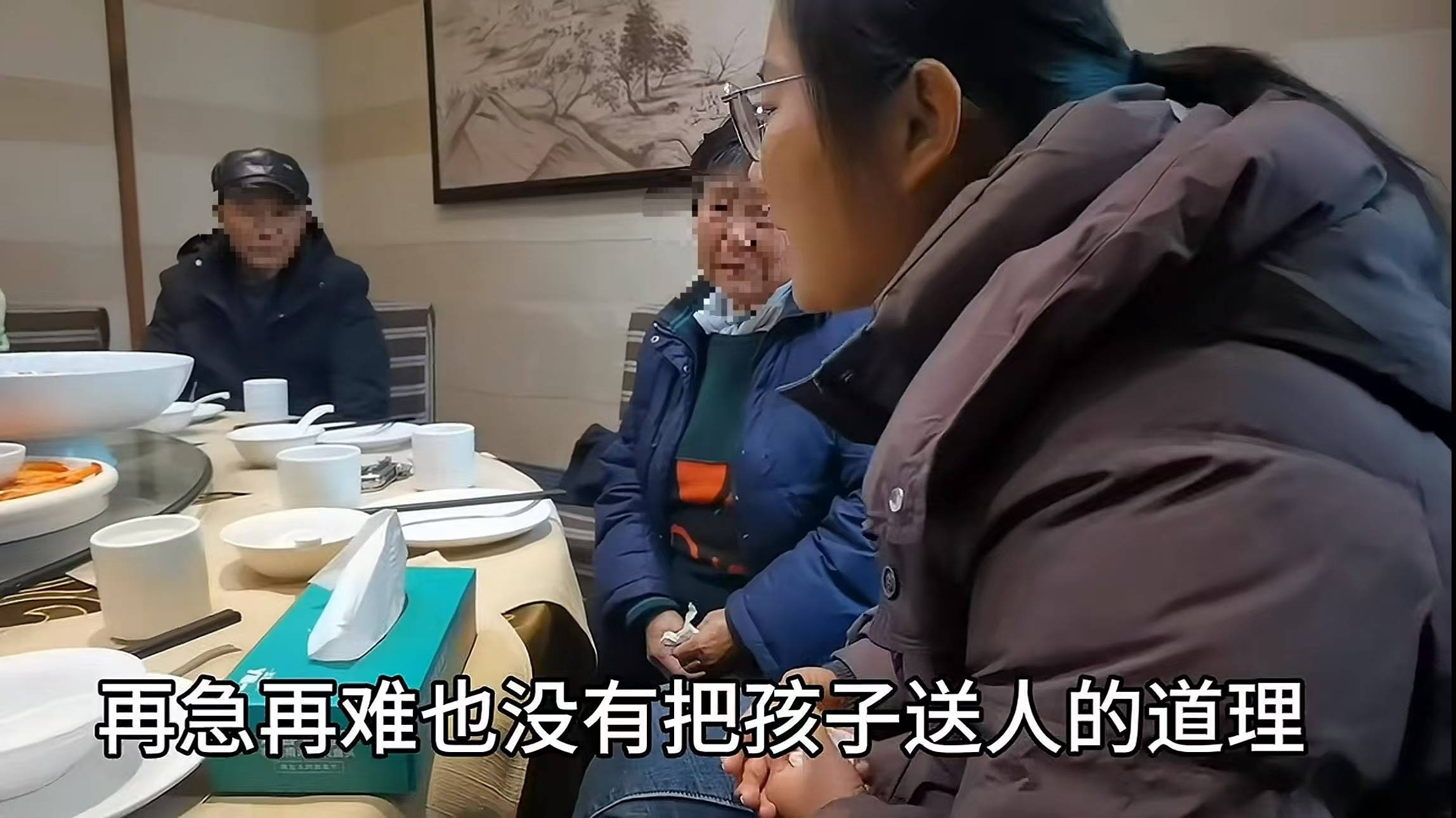 女子被抱养37年后亲生父母找来留10万现金,哭诉称不想被打扰