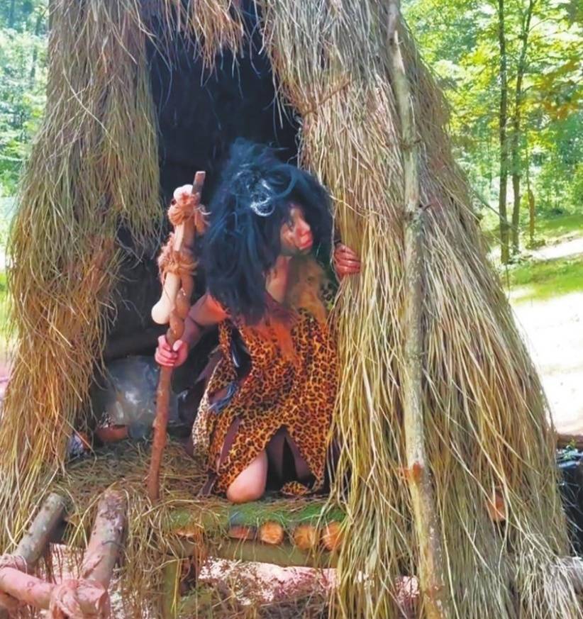 大学生在昆明一景区兼职当“野人”,日薪百元还包饭……