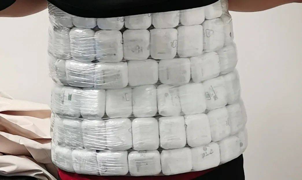 “腹肌男”过海关被查!腰上竟然绑着100个耳机!