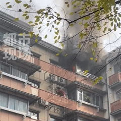 江苏南京一居民楼起火,浓烟滚滚,一女子被困窗外!当地回应