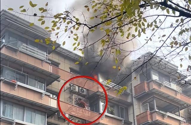 江苏南京一居民楼起火,浓烟滚滚,一女子被困窗外!当地回应