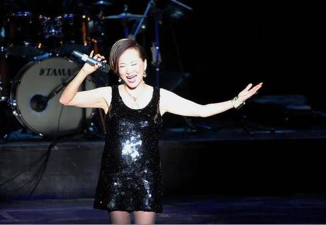 原来早已退出中国籍？被老外“玩腻就丢掉”的郑绪岚，却回国捞金