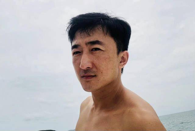 他是知名演员，40岁二胎得女，41岁突然离世将悲痛留给妻子与儿女