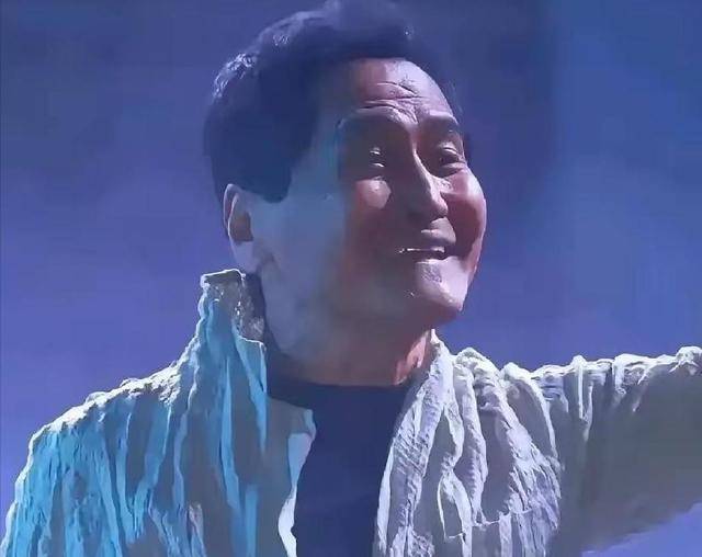 64岁齐秦演唱会反复伸话筒，观众：如果不差钱就好好在家养老吧