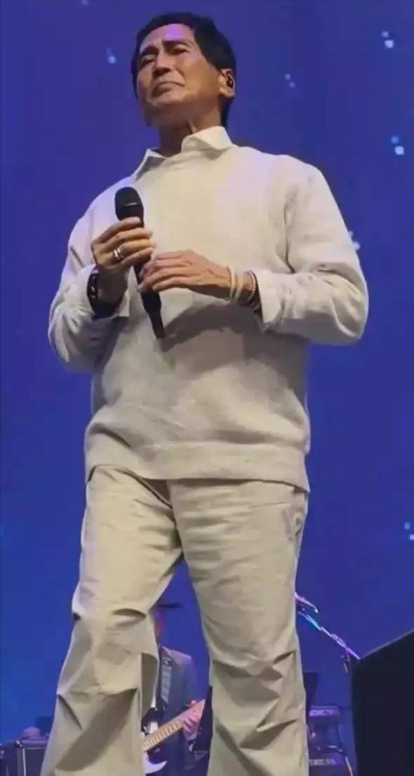 64岁齐秦演唱会反复伸话筒，观众：如果不差钱就好好在家养老吧