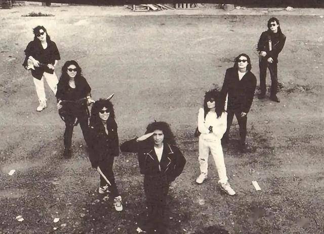 64岁齐秦演唱会反复伸话筒，观众：如果不差钱就好好在家养老吧