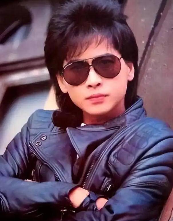 64岁齐秦演唱会反复伸话筒，观众：如果不差钱就好好在家养老吧