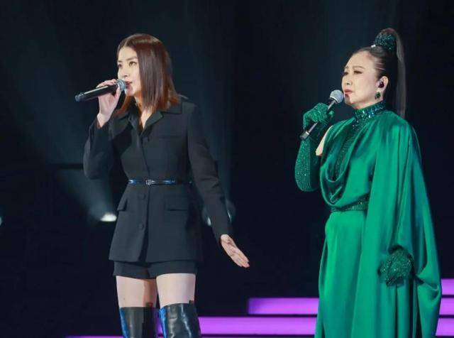 64岁齐秦演唱会反复伸话筒，观众：如果不差钱就好好在家养老吧