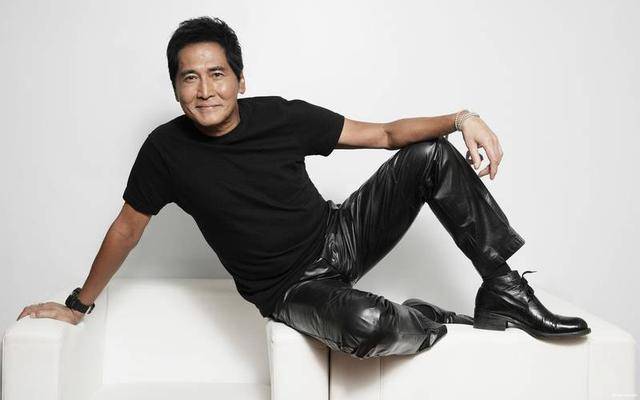 64岁齐秦演唱会反复伸话筒，观众：如果不差钱就好好在家养老吧