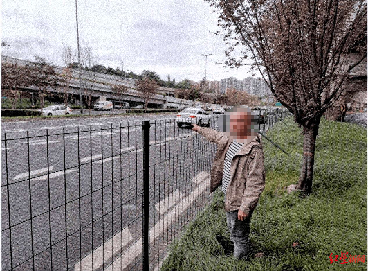 成都三环主路惊现小轿车跨过隔离带掉头,原来是司机酒驾走错路……