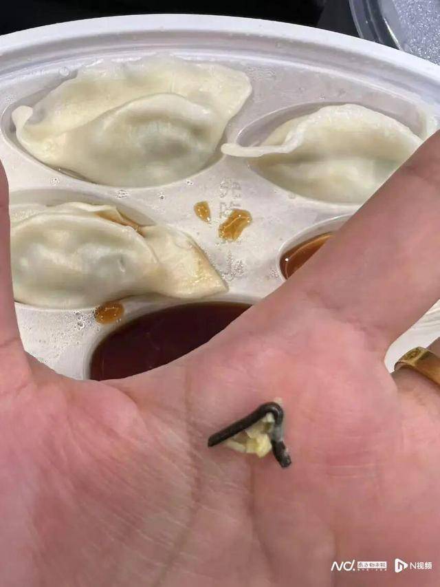 “水饺吃出铁丝”!为删差评,商家竟盗用消费者微信头像捏造聊天记录