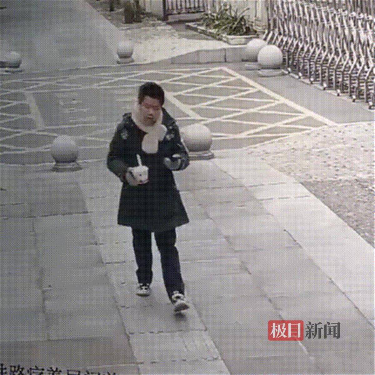 湖北咸宁一学生放学路上捡到手机交给警方，民警和失主进校给他送“大礼包”