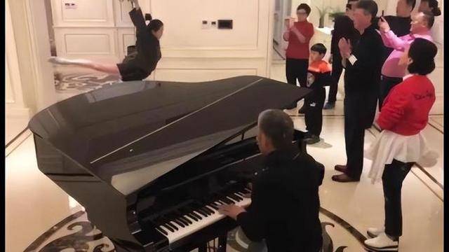 冯小刚直言:她太能装了,永远红不了,就更别提拿奖了