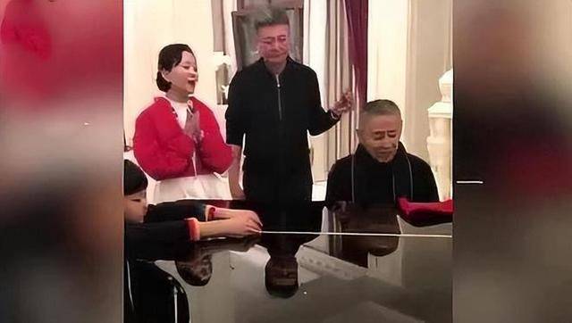 冯小刚直言:她太能装了,永远红不了,就更别提拿奖了