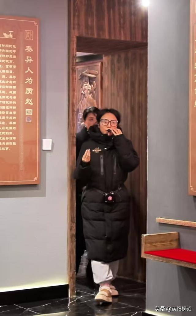 周涛来邯郸，出圈的竟然是旁边的鸡窝头讲解员，周涛：孩子刚睡醒