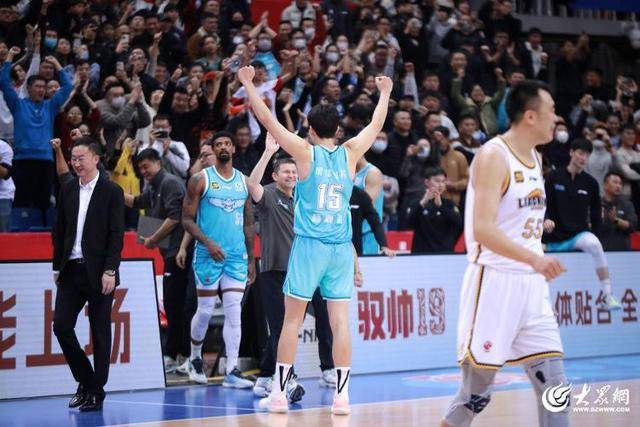 热血沸腾!青岛男篮最后三分钟14-0绝地翻盘,队史首次单赛季双杀辽宁