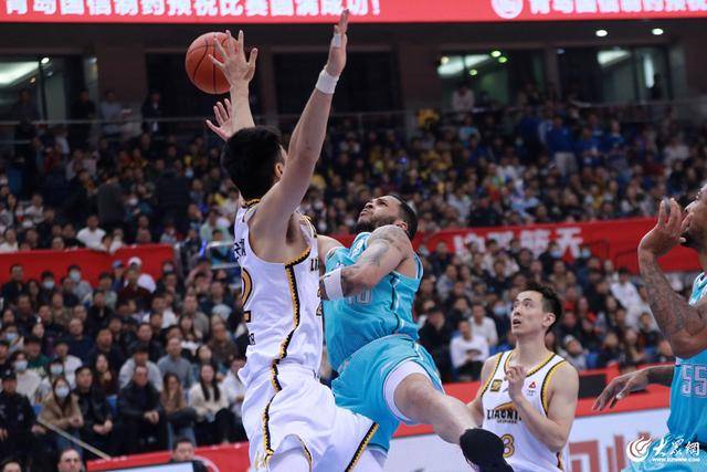 热血沸腾!青岛男篮最后三分钟14-0绝地翻盘,队史首次单赛季双杀辽宁