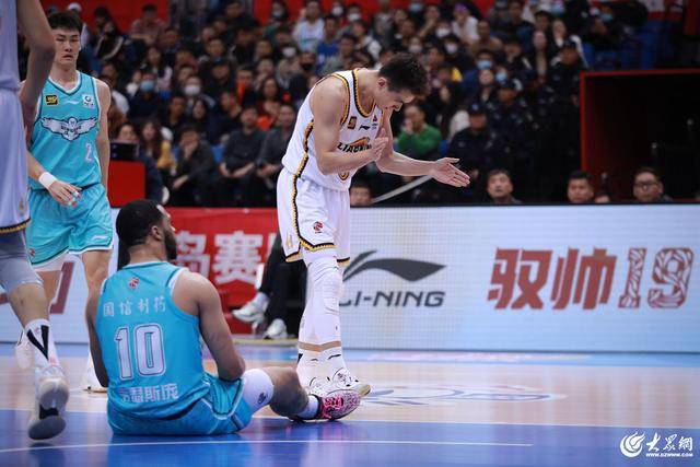 热血沸腾!青岛男篮最后三分钟14-0绝地翻盘,队史首次单赛季双杀辽宁