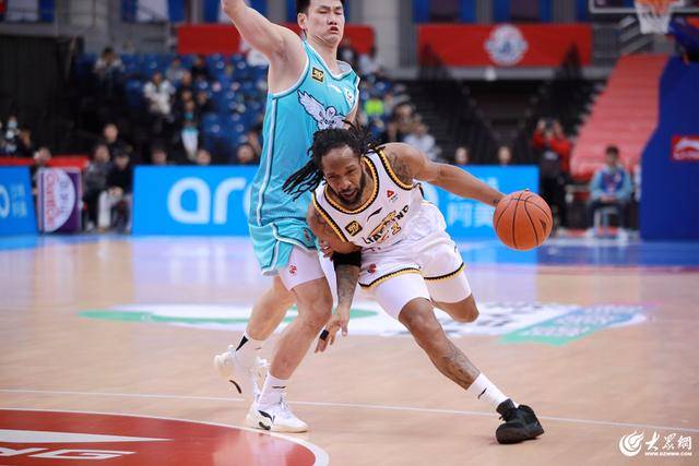 热血沸腾!青岛男篮最后三分钟14-0绝地翻盘,队史首次单赛季双杀辽宁