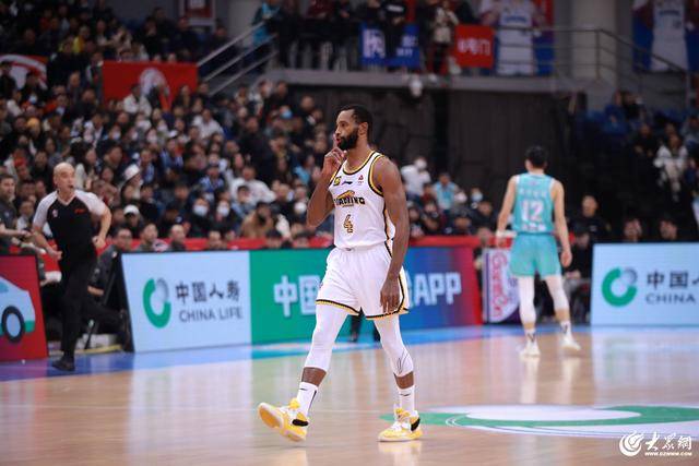 热血沸腾!青岛男篮最后三分钟14-0绝地翻盘,队史首次单赛季双杀辽宁