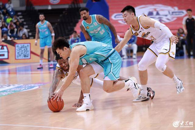 热血沸腾!青岛男篮最后三分钟14-0绝地翻盘,队史首次单赛季双杀辽宁