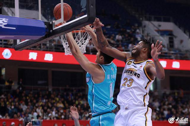 热血沸腾!青岛男篮最后三分钟14-0绝地翻盘,队史首次单赛季双杀辽宁