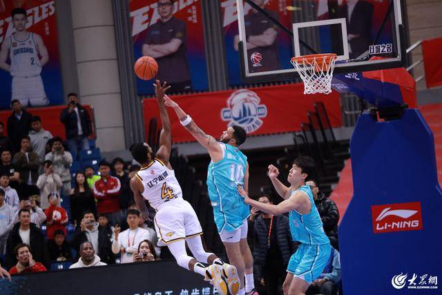 热血沸腾!青岛男篮最后三分钟14-0绝地翻盘,队史首次单赛季双杀辽宁