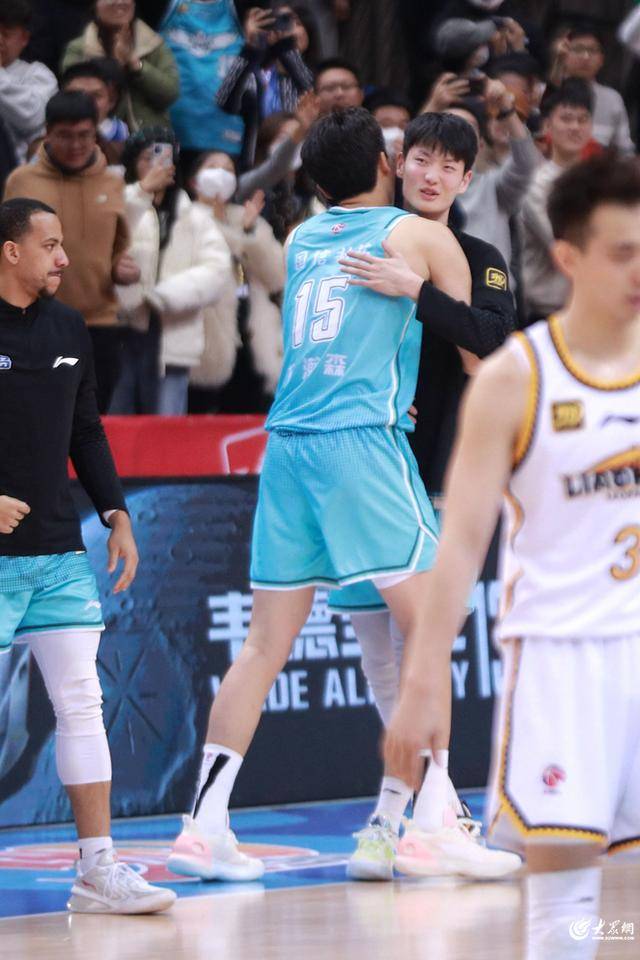 热血沸腾!青岛男篮最后三分钟14-0绝地翻盘,队史首次单赛季双杀辽宁