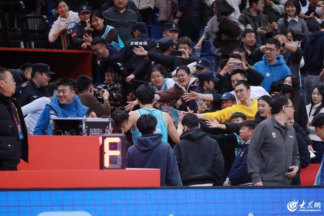 热血沸腾!青岛男篮最后三分钟14-0绝地翻盘,队史首次单赛季双杀辽宁