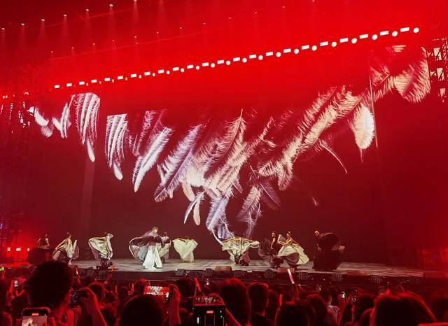 刘德华演唱会实录：表演滑跪失败，甄子丹舒淇任达华台下蹦迪