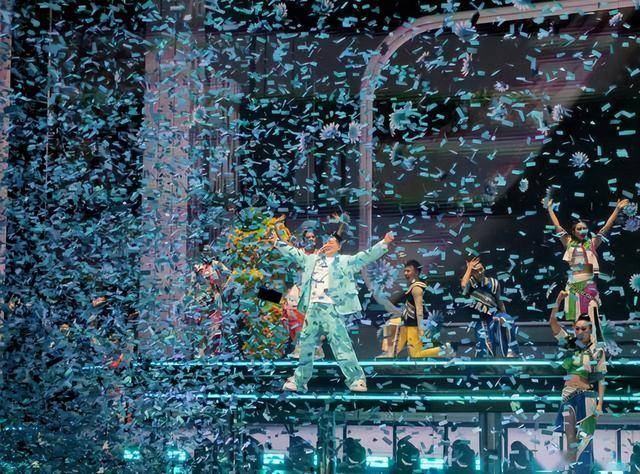 刘德华演唱会实录：表演滑跪失败，甄子丹舒淇任达华台下蹦迪